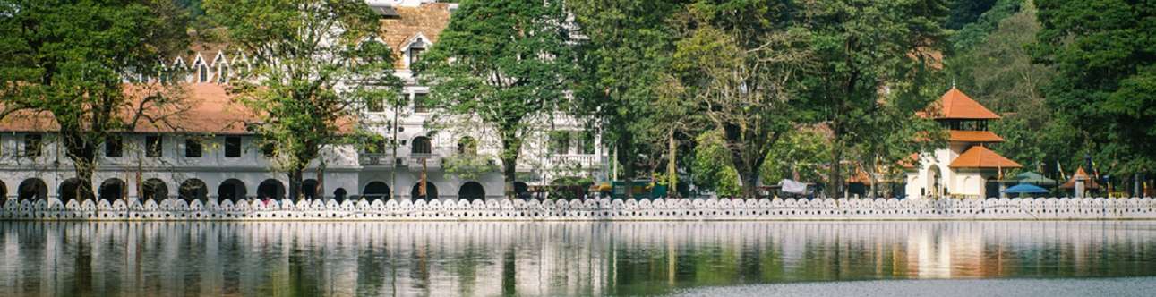 Visit the beautiful Kandy Lake in Kandy 