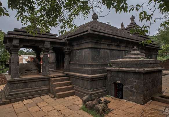 Take blessings from the god of destruction at Mahabaleshwar Shiva temple