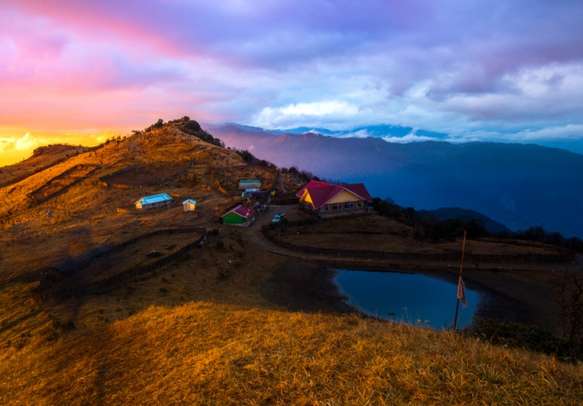 Dramatic landscape of Tonglu trekkers hut middle to Sandakphu