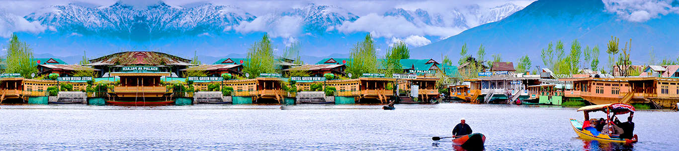 The beautiful Dal lake in Kashmir will leave you mesmerized on your trip