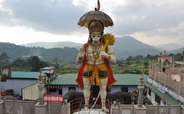 Experience the piousness of the beautiful Hanuman Garhi Temple
