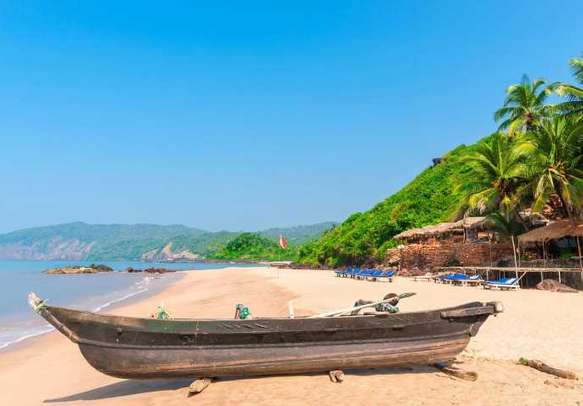 Enjoy taking romantic walks at famous beaches in Goa