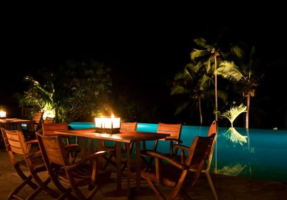Enjoy a poolside dinner with your loved one.