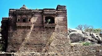 Visit the magnificent Achalgarh Fort in Mount Abu