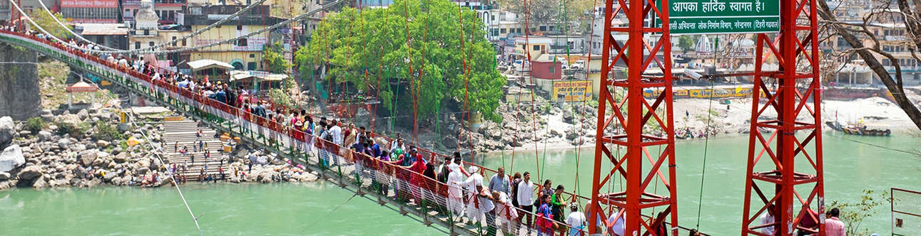 Enjoy the swinging bridge in Rishikesh
