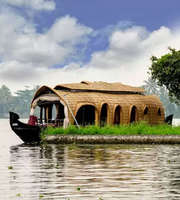 Hills & Houseboat: Munnar and Alleppey Honeymoon Package 