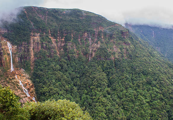 Awe-inspiring Shillong peak beckons you