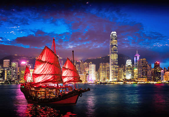 The night cruise reveals the hidden beauty of Hong Kong 