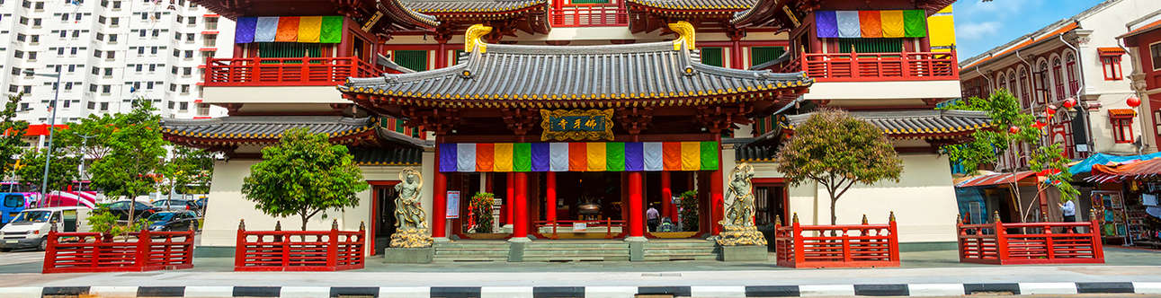 Pay a visit to Buddha Tooth Relic Temple in Singapore