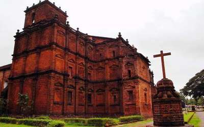 Bom Jesus Basilica is amongst the most popular Goa sightseeing locations.