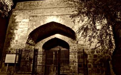 The ruins of spooky Khooni Darwaza