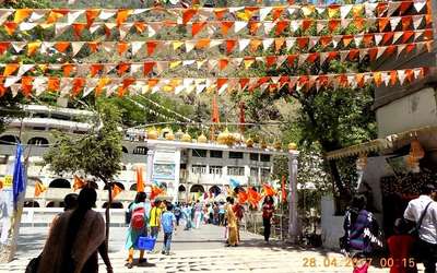 entrance to manikaran