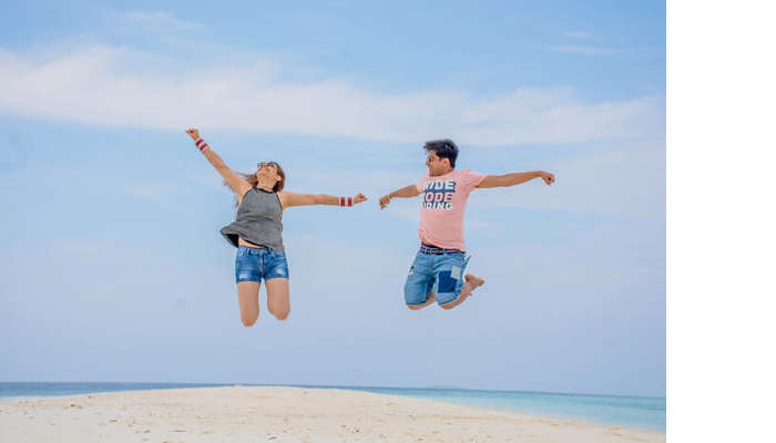 ankit wadhwa maldives honeymoon: photoshoot jumping