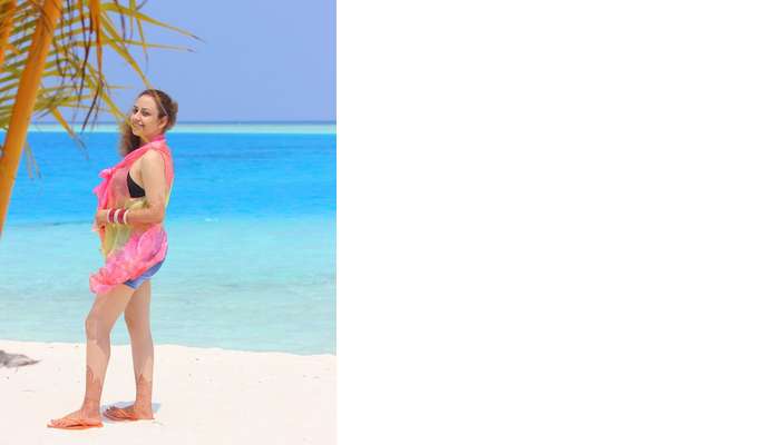 ankit wadhwa maldives honeymoon: posing on beach
