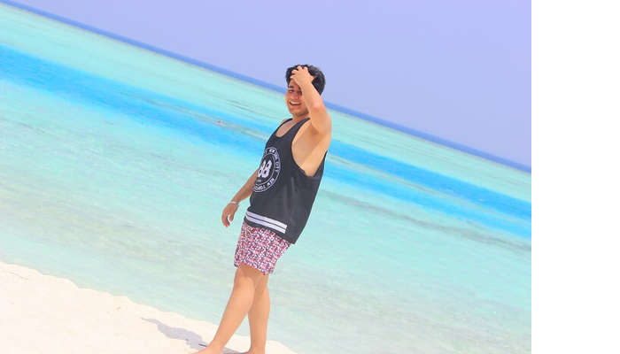 ankit wadhwa maldives honeymoon: day 3 ankit posing on beach