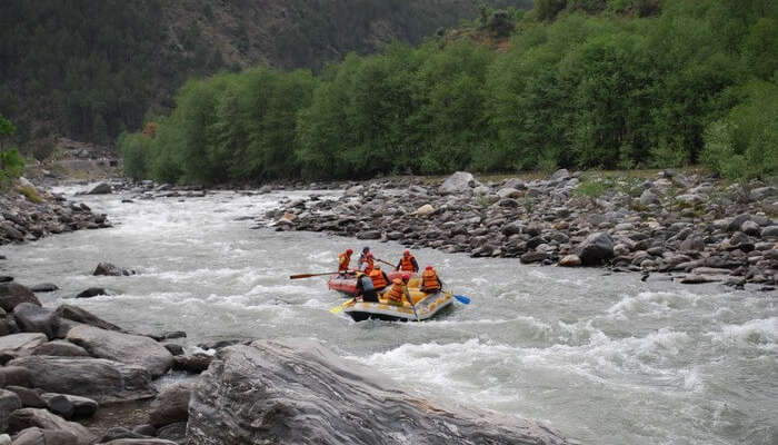 Beas River offers best conditions for rafting in Manali