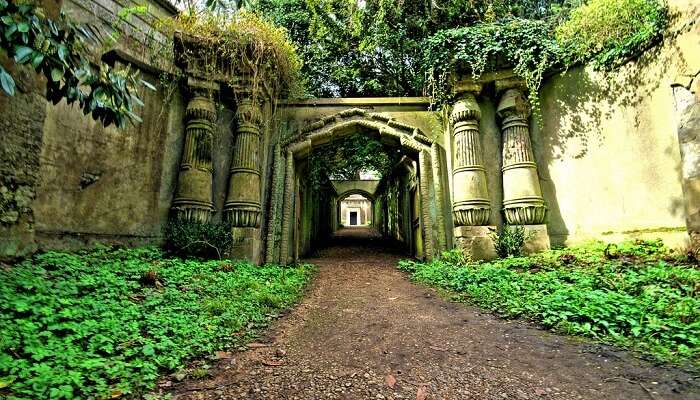 Entrance to the Egyptian Avenue at the Highgate Cemetery