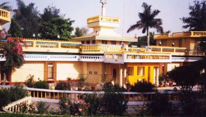 Aurobindo Ghosh Ashram is one of the major tourist attractions of Pondicherry