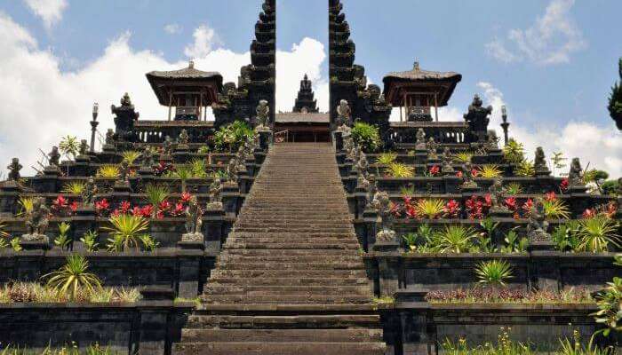 The grand entrance of Pura Besakih