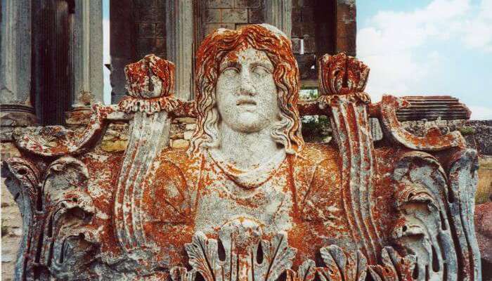 Статуя Зевса возле храма Айзанои Зевса является одним из лучших исторических мест в Турции.