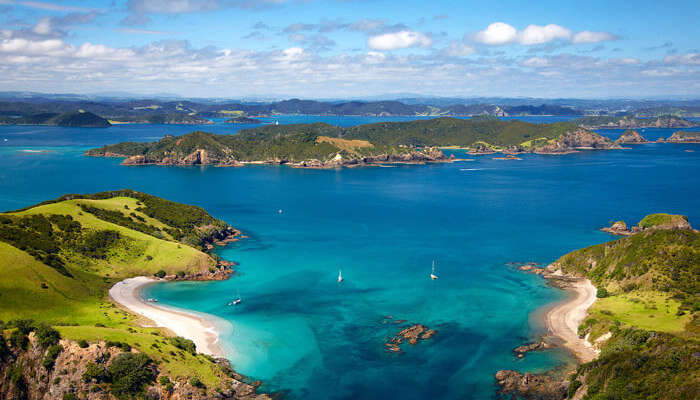The beauty of island strands in Bay of Islands – the top New Zealand tourist attraction