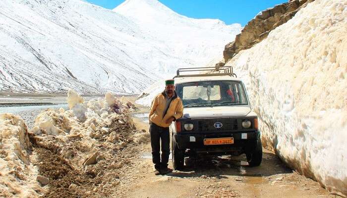 A Jeep on a narrow lane of Manali