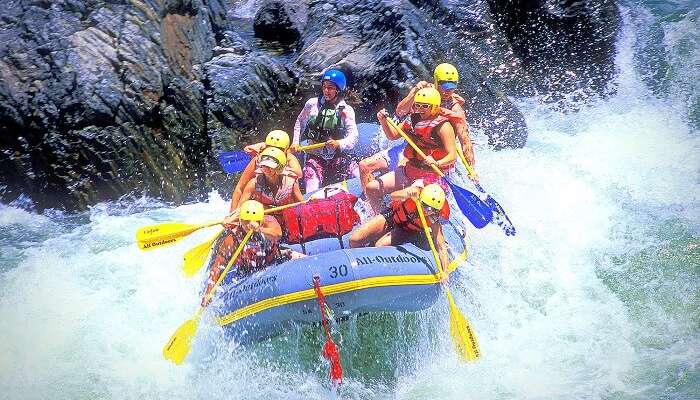 Adventurists indulging in River Rafting in Manali