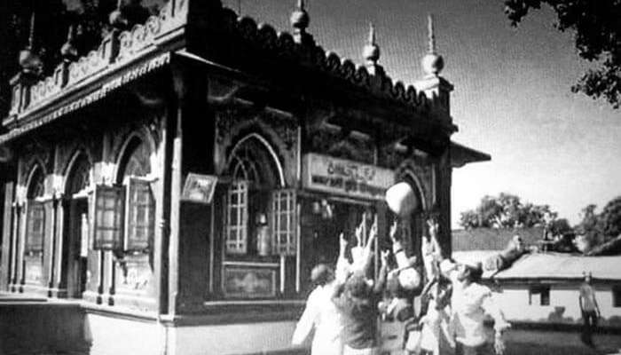 People lifting the levitating stone at Hazrat Qamar Ali Darvesh shrine, Shivapur