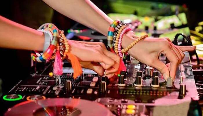 A female DJ spinning music at the most hippie nightclub in Mauritius - Kenzi Bar