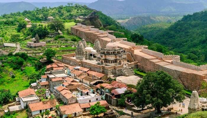 The grand Kumbhalgarh fort has its walla spread over 30 kilometers