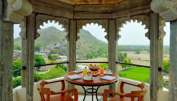 A private balcony in the deluxe suite of the Raas Devigarh