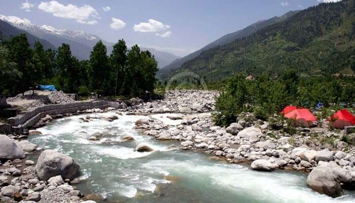 The cold waters of the Nehru Kund located very close to Manali