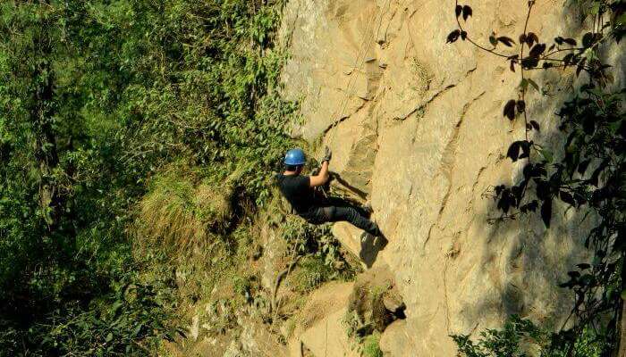 Test your strength with rappelling in Mashobra