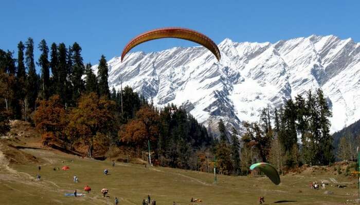 People trying paragliding in Solang valley