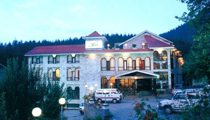 The Orchard Greens, cerca de Rohtang, rodeado de exuberantes prados