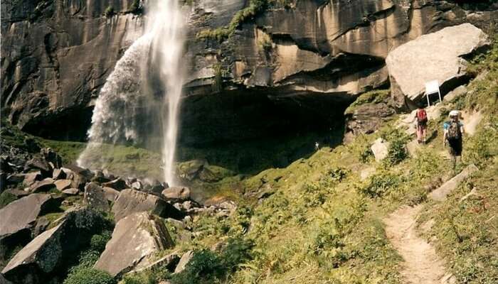 de fritt flödande Rahala vattenfall nära Rohtang