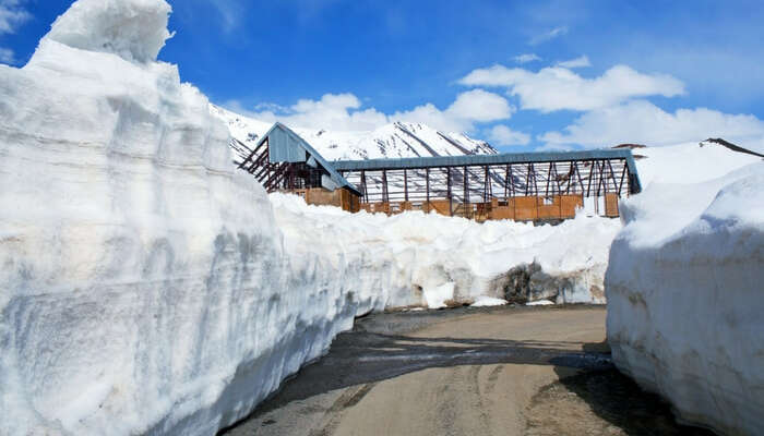 Un sentiero tagliato dalla neve vicino a Rohtang Pass