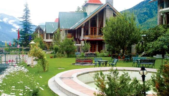 Highland Park in Manali mit Blick auf die Berge