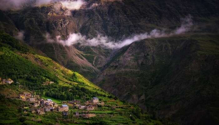 Wioska schowana na wzgórzach w pobliżu Przełęczy Rohtang