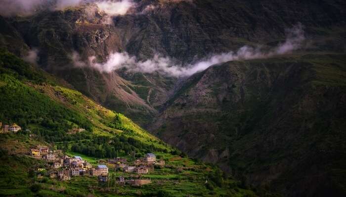 kylä kukkuloilla lähellä Rohtangin solaa