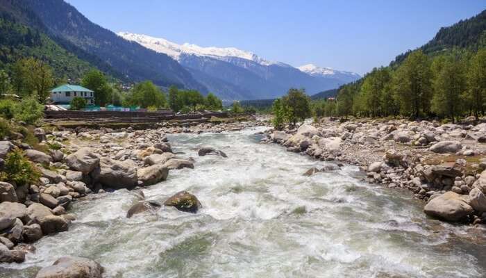  Rio Beas fluindo através do Vale de Kullu