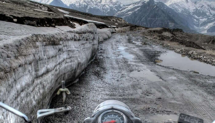 zrádná cesta vedoucí do Rohtangu je většinou bláto a sníh