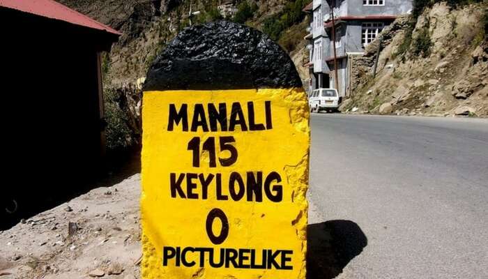 Milestone showing the remaining distance to Manali