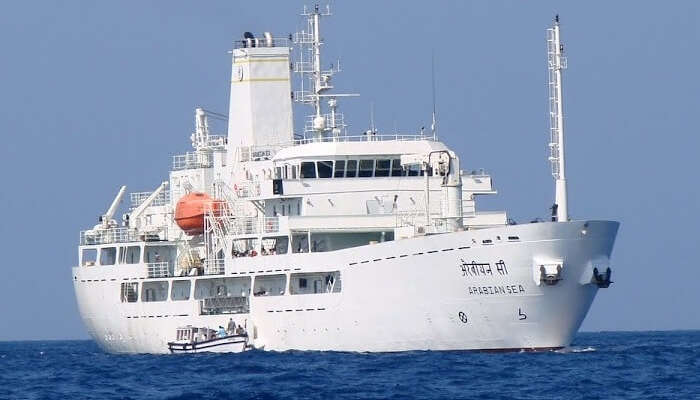 een foto van het Arabische zeeschip dat vanuit Kochi naar Lakshadweep vaart