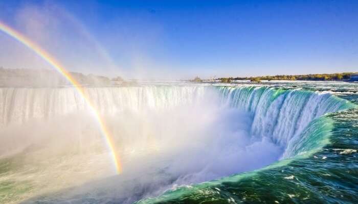 Niagara Falls mit Regenbogen in Kanada