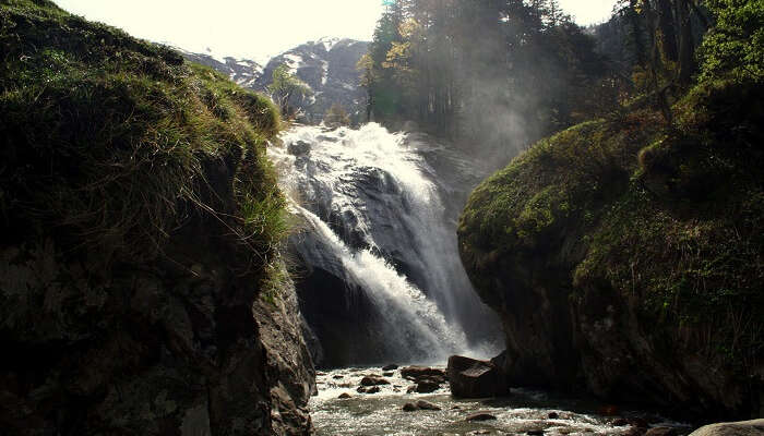 best waterfalls near manali