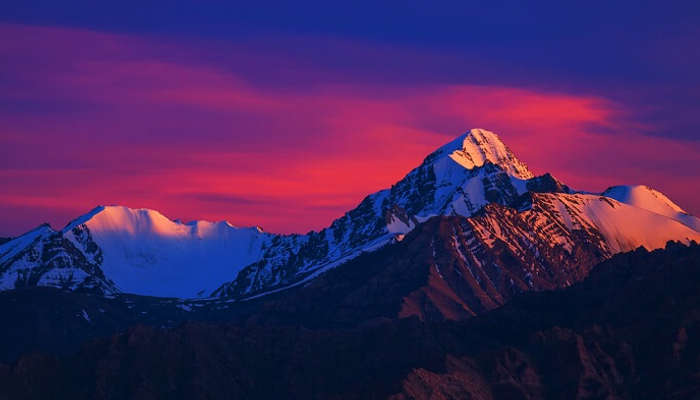 kanchenjunga peak at sunrise as seen from yumthang valley