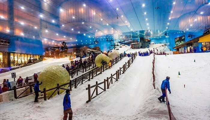 play with snow at ski dubai