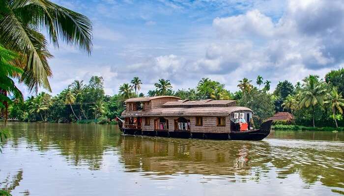 alleppey backwaters -Visit Amazing kerla with india e tourist visa -indiae-visa.com