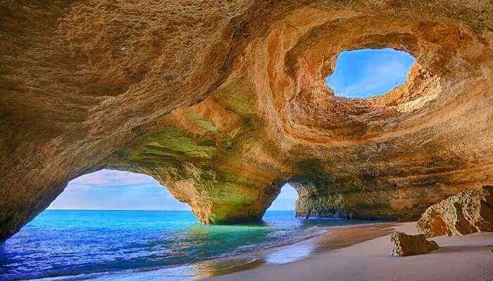 Найти скрытые пещерные пляжи Алгарве в Португалии